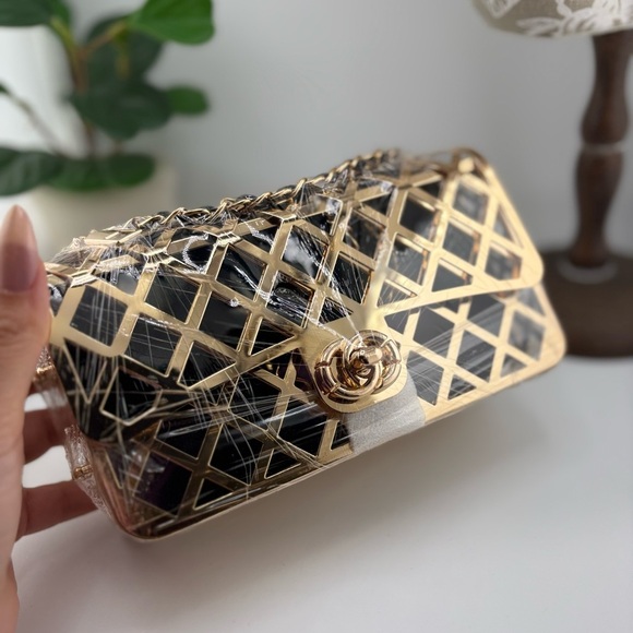 Elegant Metallic Frame Crossbody Bag - Picture 3 of 17